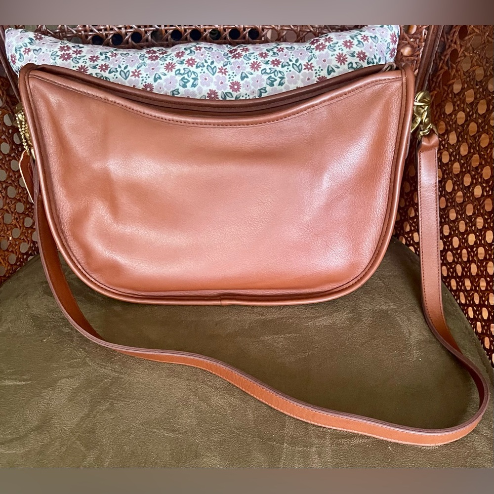 ***SOLD*** Coach Swinger 4040 in Cocoa w/ hangtag - 373-0908 pre-94 Vintage